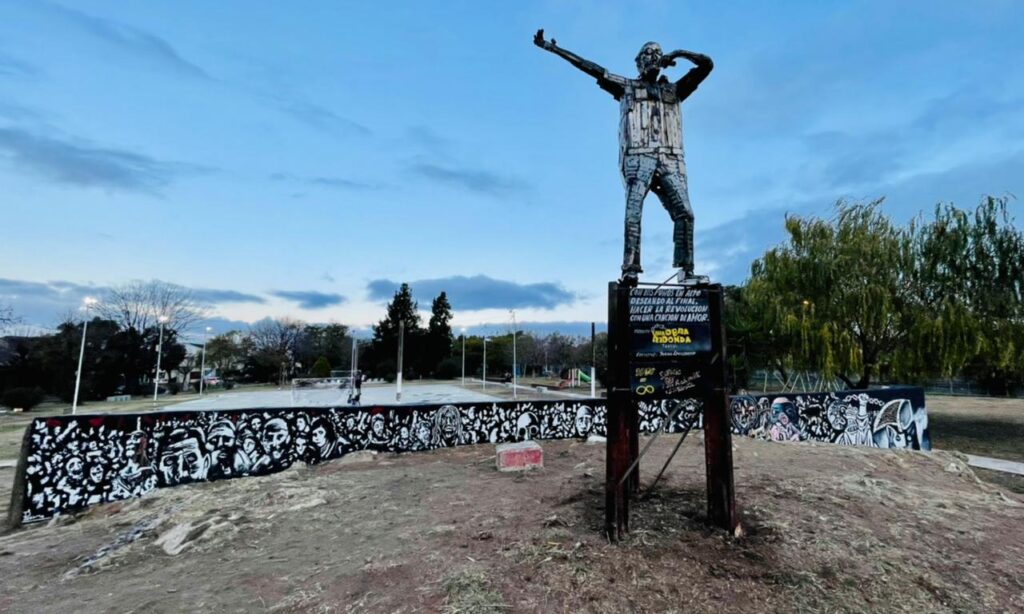 Estatua Carlos El Indio Solari - La Matanza - OYR