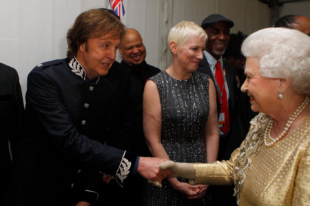 Paul McCartney y Reina Isabel II - portada - OYR