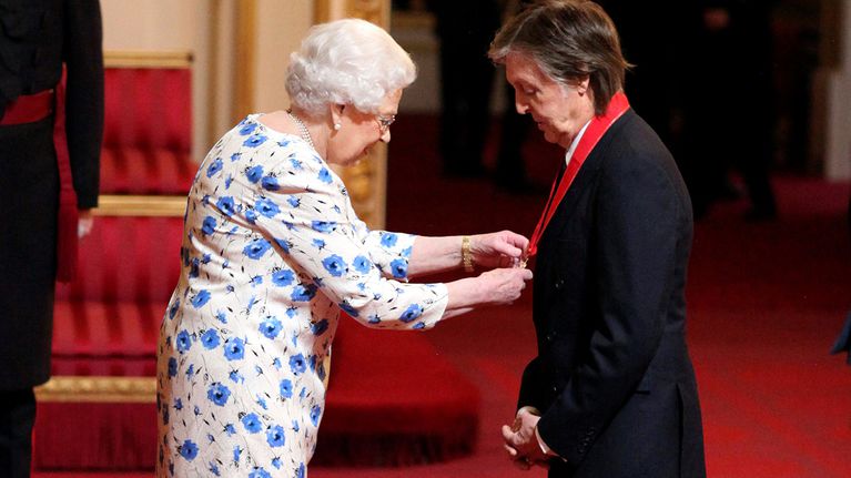Saludo Reina Isabel II a Paul McCartney - OYR